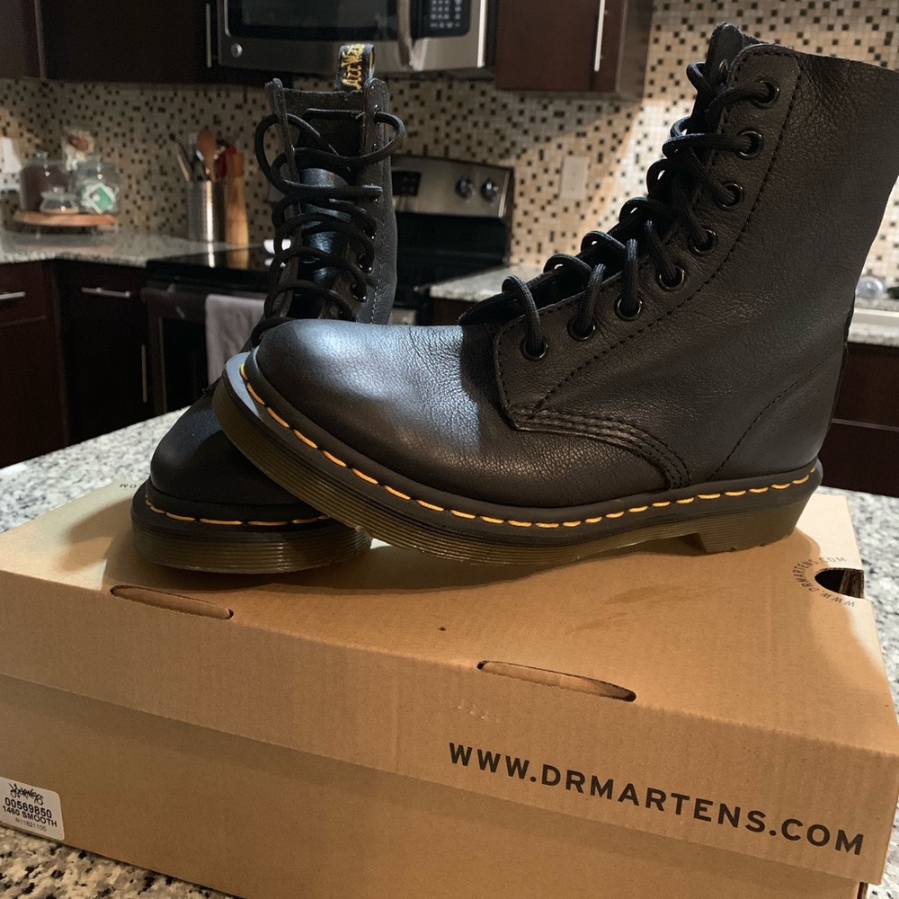 Black Pascal Virginia Dr. Martens